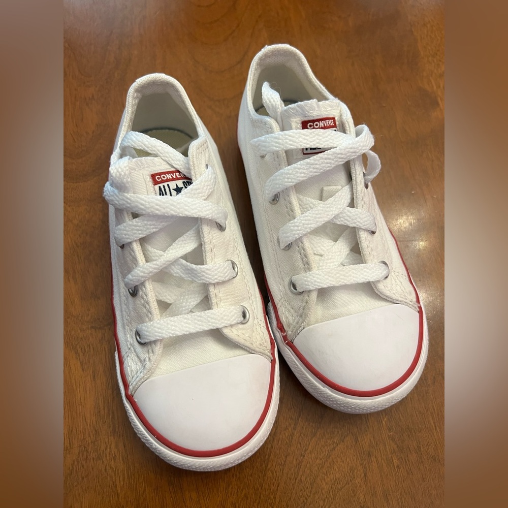 Converse low top little kid c 10 white Chuck Taylor's EUC